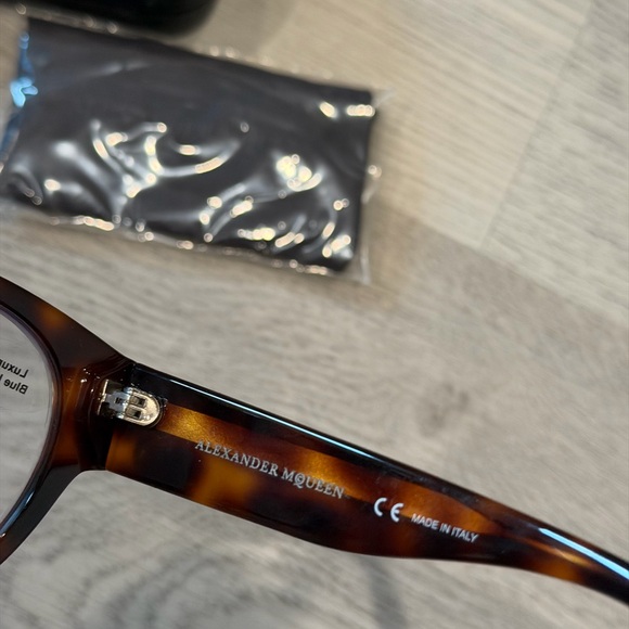 Alexander McQueen Brown Tortoise Reader - Picture 5 of 7